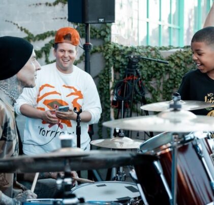 Travis Barker toca la batería con fan de 9 años
