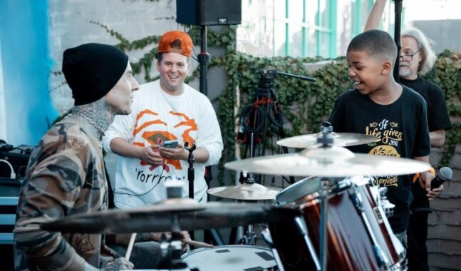 Travis Barker toca la batería con fan de 9 años