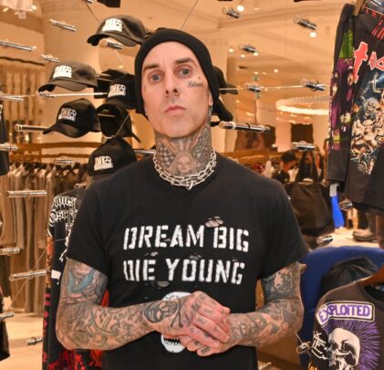 Travis Barker se lesiona las manos en concierto