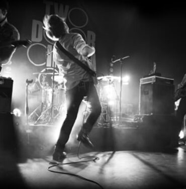 Two Door Cinema Club reversiona a Bruno Mars