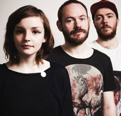 Escucha el cover de Chvrches a Bauhaus