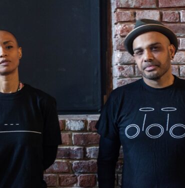 Conoce a Turning Jewels Into Water