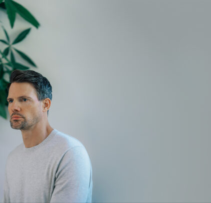 Tycho le da las riendas al ritmo en “Time To Run”