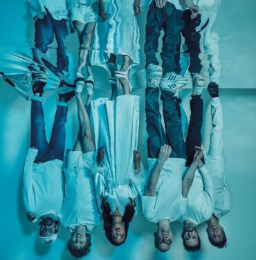 !!!, comparte remixes de su álbum 'Let it Be Blue'