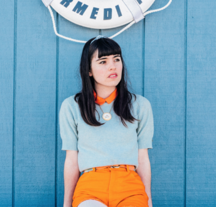 Hazel English estrena video