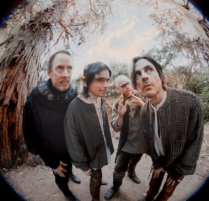 Weezer anuncia el primero de cuatro EPs y estrena “A Little Bit of Love”