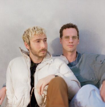 Whitney estrena “BLUE” y “TWIRL”