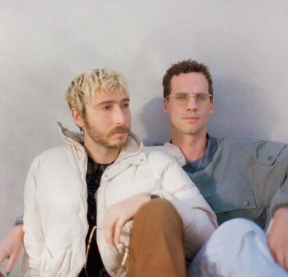 Whitney estrena “BLUE” y “TWIRL”