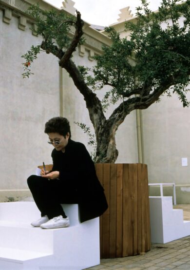 Yoko Ono en el Museo de Memoria y Tolerancia