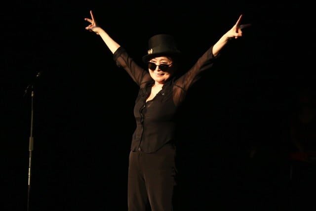 Yoko Ono celebró su cumpleaños 80 en el escenario