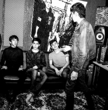 Escucha el sonido fusionado de Younger